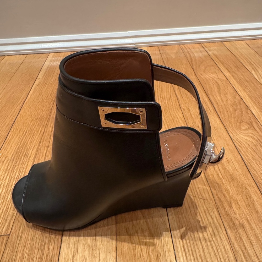 GIVENCHY - Shark Lock - Black leather open-toe wedge bootie/sandals - Picture 13 of 15